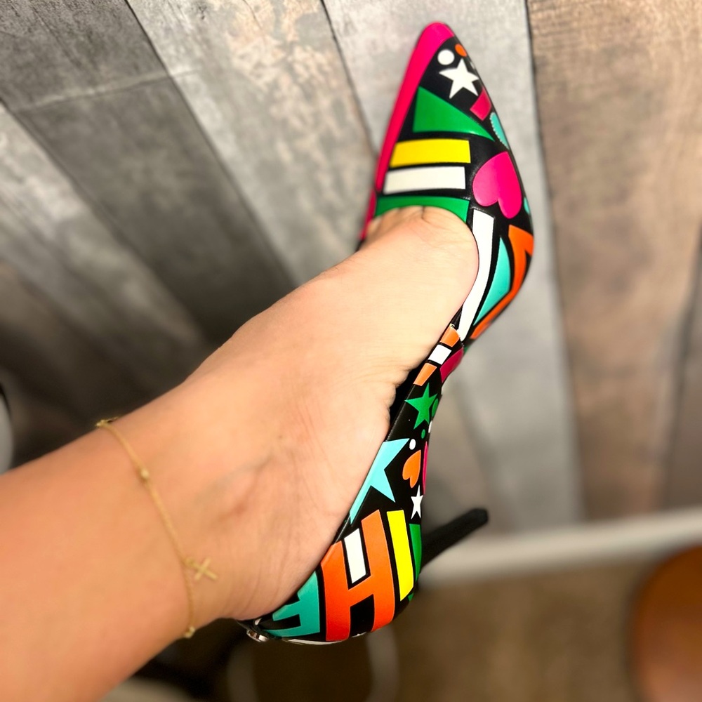 Elevate your style with Michael Kors' stunning pumps ! Size 6